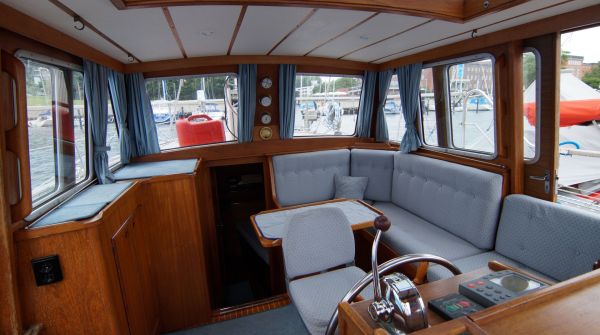Nauticat33_Hoeft_cockpit2.jpg