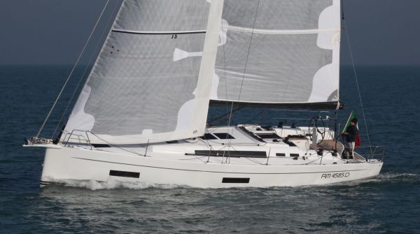 Solaris One 42 Race (1).jpg