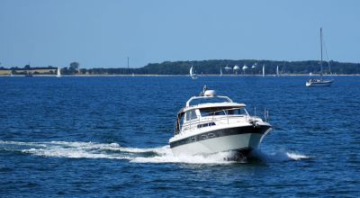 Sturdy, seaworthy semi-displacement motor yacht built in 1990 in Norway. VOLVO 230 hp inboard diesel (new 2000) as well as bow and stern thruster. Berth: Laboe/Kiel Fjord.
