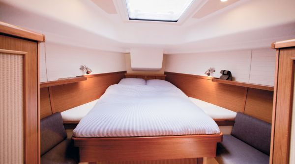 Moody AC 41 teak interior owners cabin 01.jpg