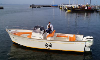RHEA 27 Open Vorführschiff im Wasser