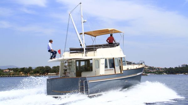 RHEA Trawler 36 at full speed.jpg