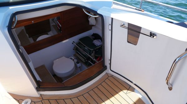 Used Axopar 28 Cabin for sale (7).jpg