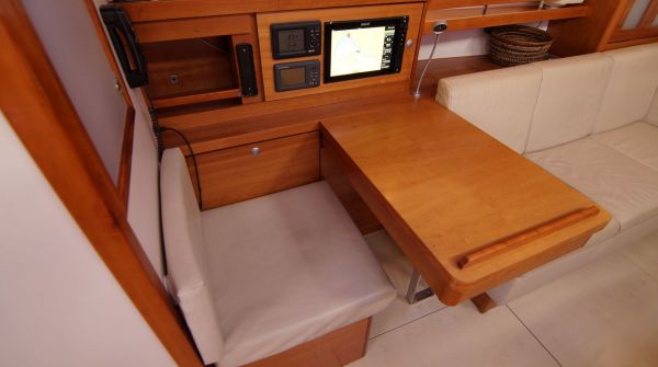 used Hanse 630e for sale (14).jpg