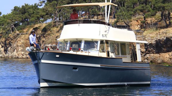 RHEA Trawler 36 cruising.jpg