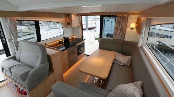Pre-owned Nimbus 405 Flybridge (4).jpg