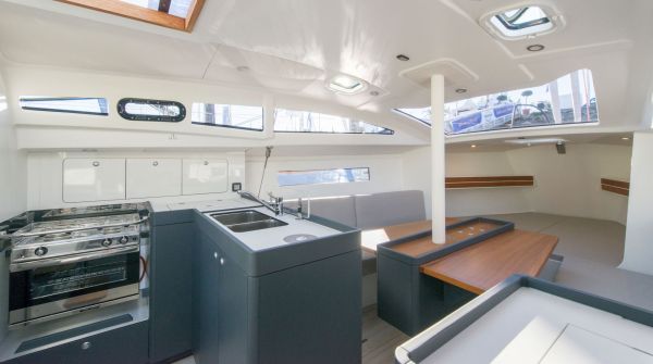 RM970 Salon mit Pantry und Salontisch.jpg