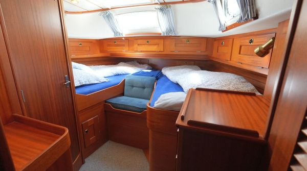Used Hallberg-Rassy 42 for sale (5).jpg