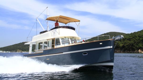 RHEA Trawler 36 planing.jpg