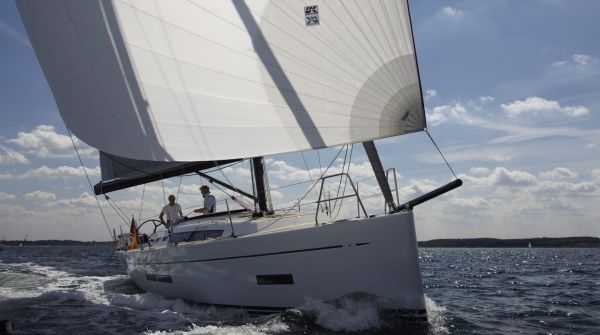 Spritziges Spinnakersegeln mit der Solaris 37