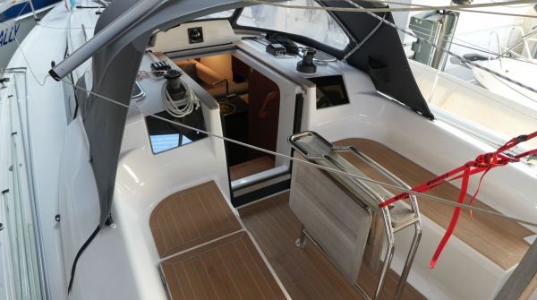Used Hanse 315 for sale (6).jpg