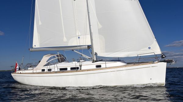 Moody_ac41_segeln_white.jpg