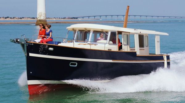 RHEA Trawler 36 Sedan vor La Rochelle.jpg