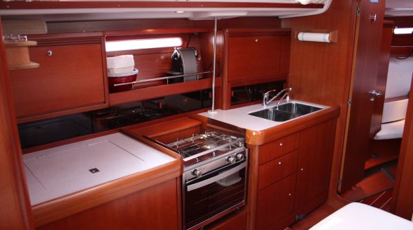Grand_Soleil_40_Buhmann_int_pantry.jpg