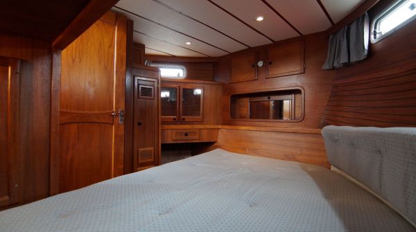 Nauticat33_Hoeft_ownerscabin.jpg