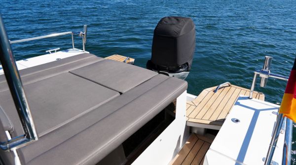 Used Axopar 28 Cabin for sale (2).jpg