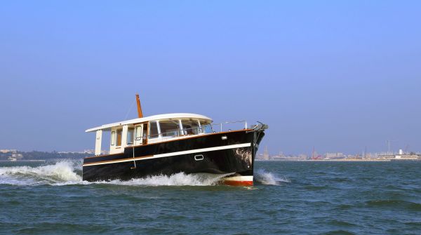 RHEA Trawler 36 Sedan #001.jpg
