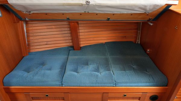 Pre-owned Hallberg-Rassy 42F (5).jpg