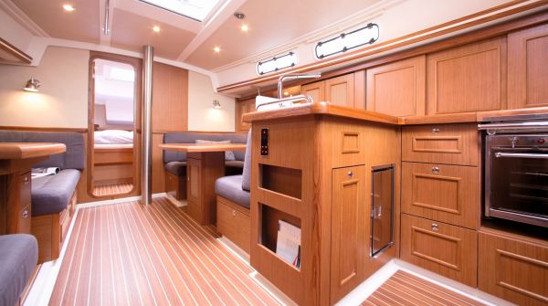 Moody AC 41 teak interior saloon 02.jpg