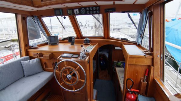 Nauticat33_Hoeft_cockpit.jpg