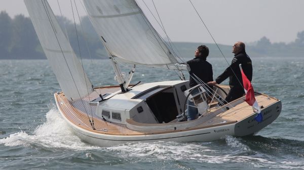 Saffier SC 10m Daysailer weisser Rumpf.jpg