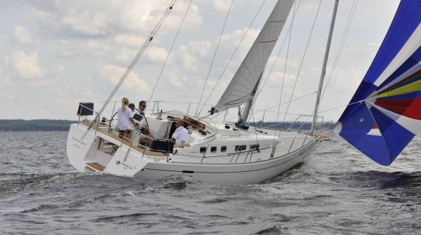 SwedeStar 415 with gennaker.jpg