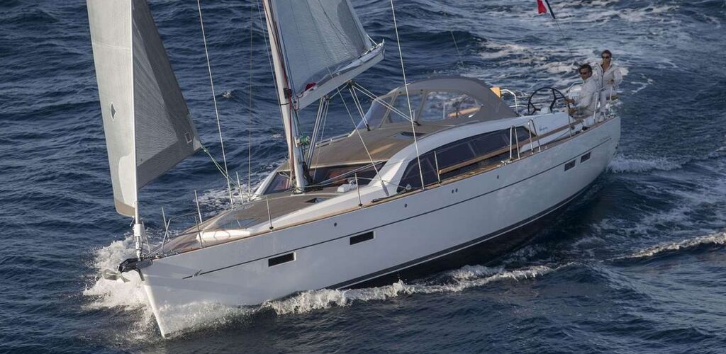 Pilot Saloon 48 reaching